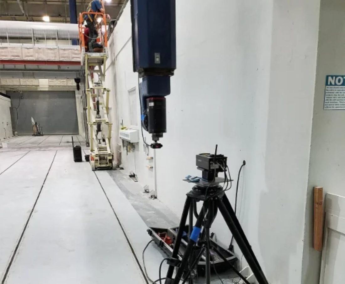 Five-axis machine tool of the type carrying twenty-one geometric errors that a standard calibration does not correct